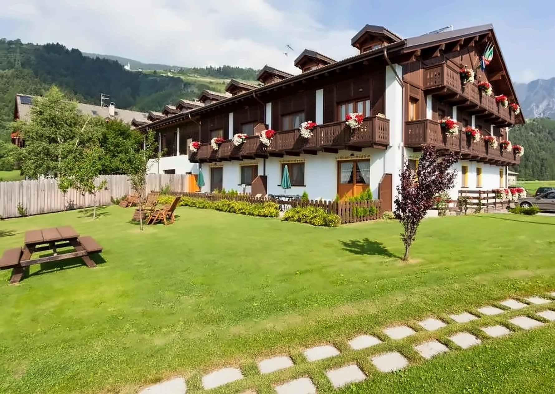 Lareit Bormio: appartamenti con giardino e balconi fioriti, tra i monti dell'Alta Valtellina